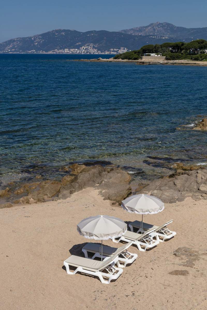 hotel pieds dans l'eau en corse